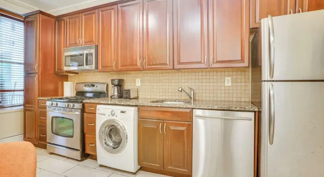 Walk to Washington St: Hoboken Apt w/ Balcony!, Забронировать Апартаменты/квартира Хобокен North Jersey, рядом с Парк Мэдисон