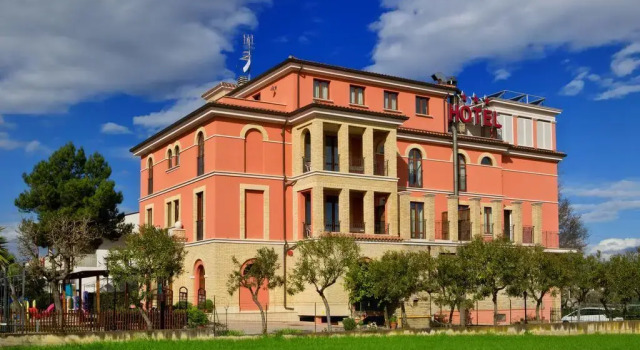 Hotel Ristorante Casa Rossa, Забронировать Отель Отели Побережья Абруццо с парковкой, Парковка