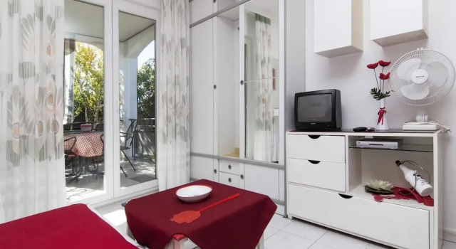 Apartments Ana Valbandon, Book Lejlighed Hoteller i Valbandon med pool, Swimmingpool