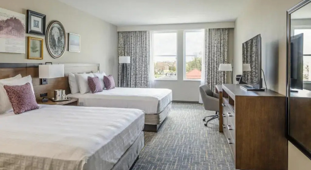 Четырёхместный номер Deluxe Hotel Madison & Shenandoah Conference Ctr