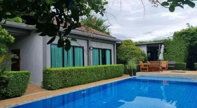 Двухместный номер Standard с балконом и с видом на бассейн BaanMee Phuket near Chalong Pier