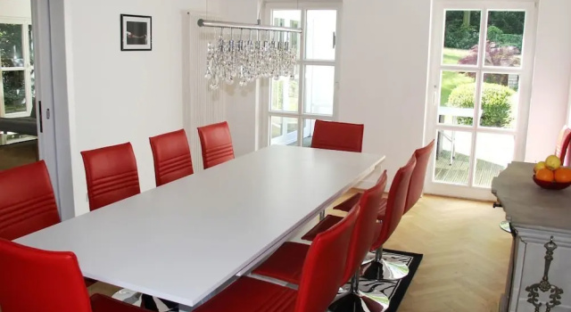 Кровать в общем номере Пентхаус с 6 комнатами Luxus Ferienhaus Villa EMG Emsdetten nah Münster, Osnabrück, Rheine für Familien Gruppen bis 17 Personen, Pool, Whirlpool, Garten, Kamin, 6SZ