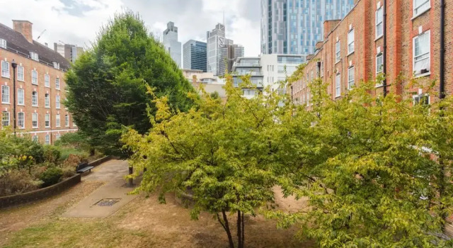 Chic 1 Bedroom Apartment in Zone 1 With Views Gherkin