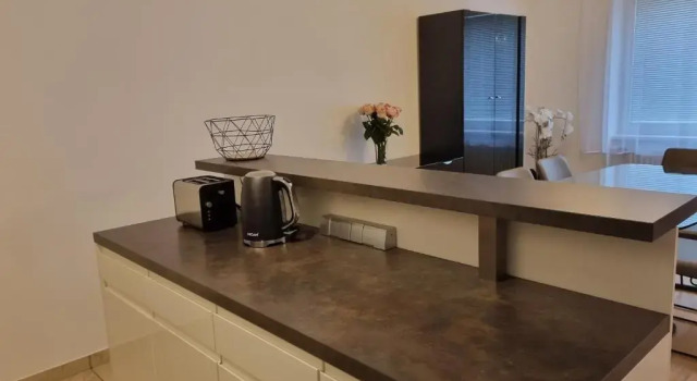 Апартаменты Cozy Private Rooms in 2BR City Retreat, Prime Central Location