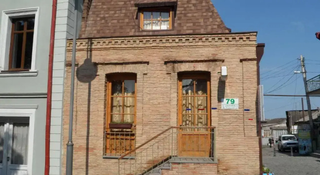 Кровать в общем номере California Guest House