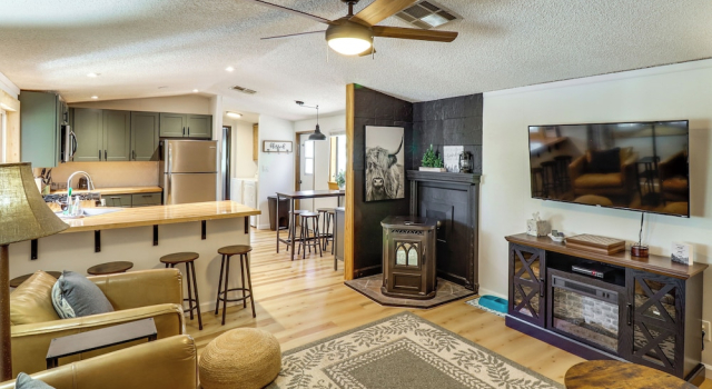 Коттедж 1 Mi to Woodland Lake! Cabin w/ Dog-friendly Yard