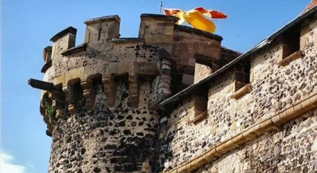 Château royal de Saint-Saturnin, Забронировать Отель Сен-Сатурнен Auvergne Volcanoes