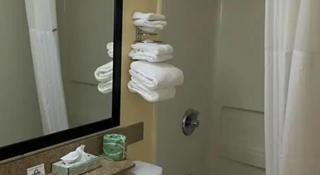 Четырёхместный номер Deluxe Days Inn by Wyndham Leominster/Fitchburg Area