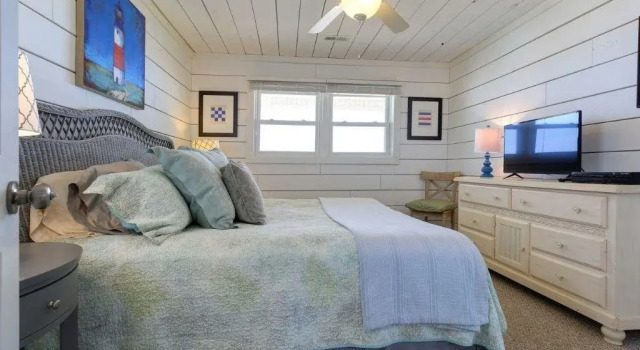 Holden Nothing Back 3 Br home by RedAwning