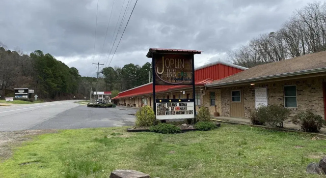 Номер Standard Queen Guest Room located at the Joplin Inn at the entrance to Mountain Harbor, just 2 1/2 miles from Lake Ouachita. by RedAwning