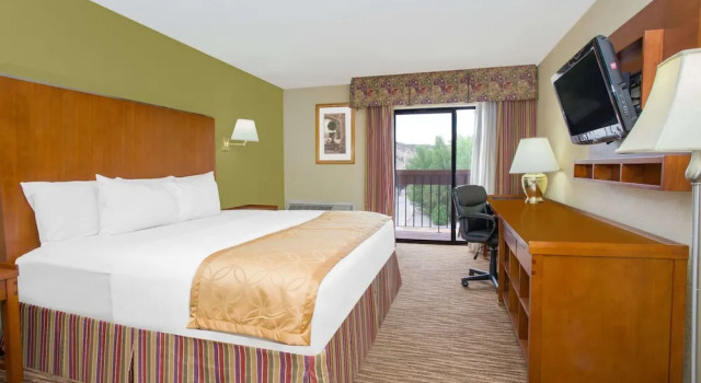Двухместный номер Deluxe с балконом Days Inn & Suites by Wyndham Red Rock-Gallup
