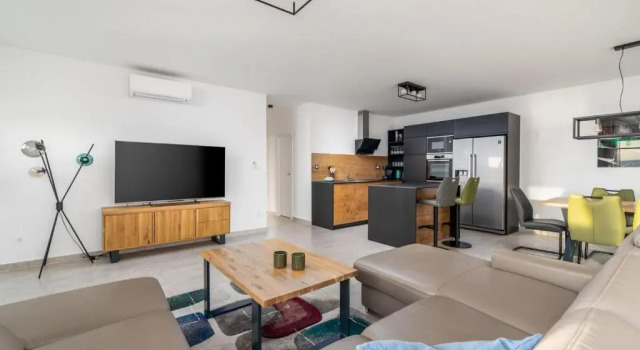 Seaview Villa Big Blue with 32sqm heated pool, 4 bedrooms, and 3 bathrooms, Забронировать Вилла Коттеджи Подстраны, рядом с Частный Пляж «Апартмани Лена», Коттедж