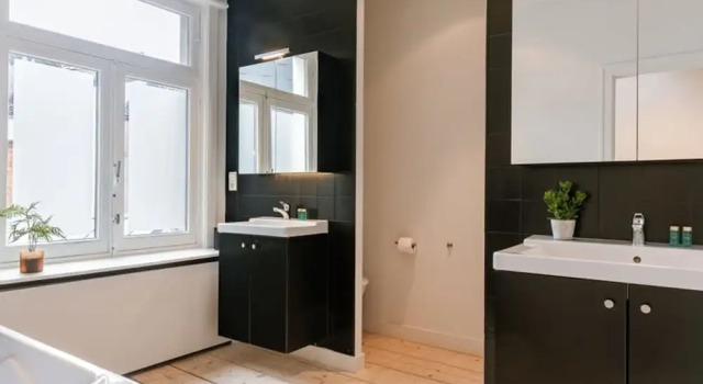 Charming house in the city of Antwerp with parking, Забронировать Отель Антверпен провинция Антверпен, рядом с Центр торговли бриллиантами Antwerp World Diamond Centre