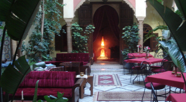 Кровать в общем номере Riad Marlinea