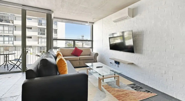 Modern Living Mountain Ocean View 100m to Beach