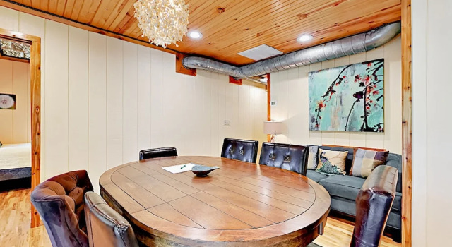 10202 Wommack Rd House - 5 Br home by RedAwning