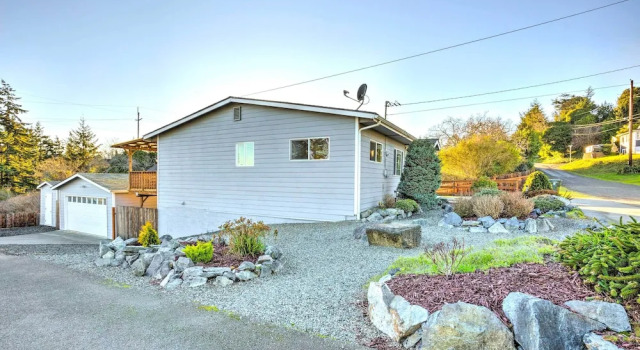 Коттедж с 4 комнатами с балконом Fire Pit & Bay Views: North Bend Home