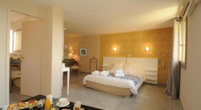 Полулюкс Le Mas Des Aigras - Hôtel & Restaurant de Charme en Provence