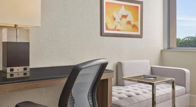 Четырёхместный номер Standard Delta Hotels by Marriott Chicago Willowbrook