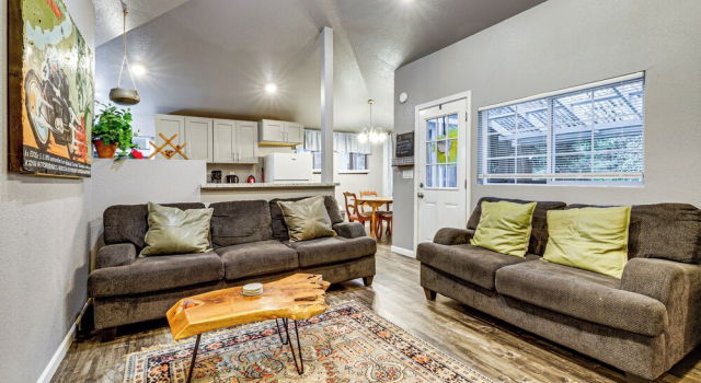 Коттедж Russian River Retreat! Woodsy Guerneville Bungalow