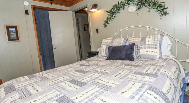 Bay Breeze Hideaway, Забронировать Отель Отели Биг-Бэр-Лейк с парковкой, Парковка