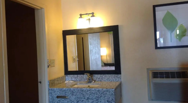 Двухместный номер Standard DIAMOND INN & SUITES