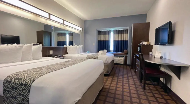 Четырёхместный номер Standard Microtel Inn & Suites by Wyndham Michigan City