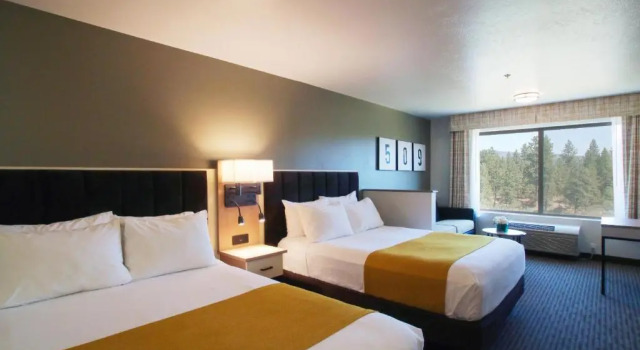 Четырёхместный люкс с видом на реку Oxford Suites Spokane Valley