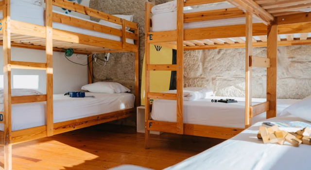 Кровать в общем номере с балконом и с видом на реку Happy Porto Hostel