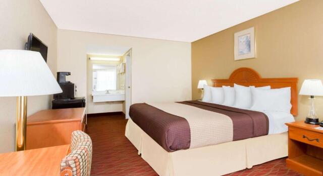 Номер Standard Days Inn by Wyndham Staunton