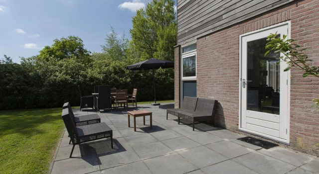 Welcoming Holiday Home in Grou Near River, Book Hotel Grou Frisian lakes