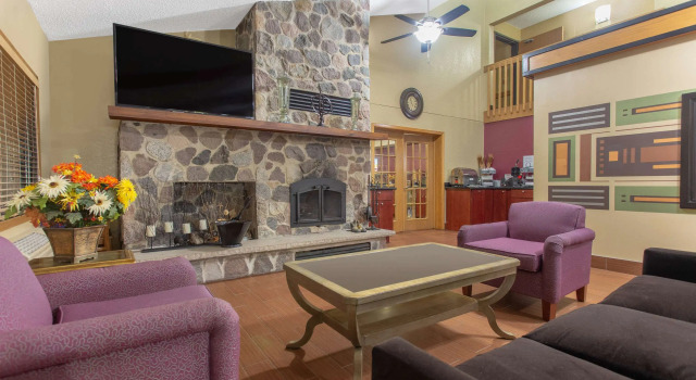 AmericInn Lodge & Suites Burlington, Varaa Hotelli Burlington Wisconsin