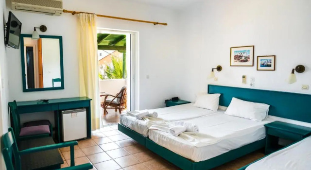 Бунгало Three Stars Beach Hotel