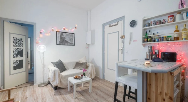 Charming Apartment On The Pedestrian Street Of The