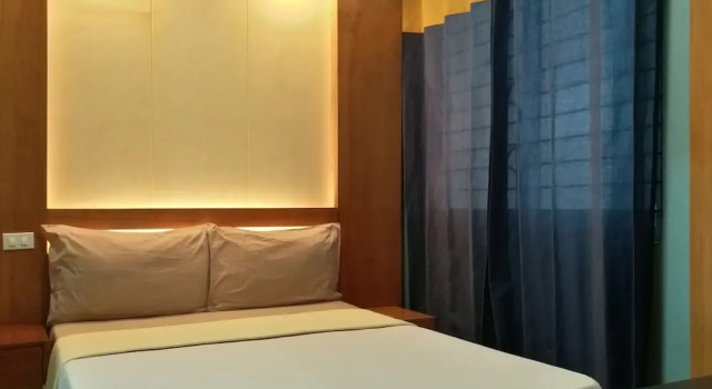 Suite 1 sypialnia i balkonem Leesons Residences