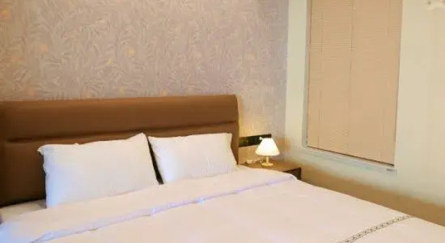 Люкс с 2 комнатами с балконом и с видом на море Zhonghai Vacation Homestay (Shantounan Railway Zhonghai Golden Coast Water Park)