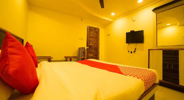 OYO 12973 Hotel Crystal
