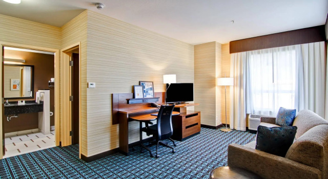 Люкс Fairfield Inn & Suites by Marriott Kamloops