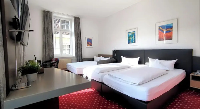 Четырёхместный семейный номер Standard с балконом Hotel Schwert