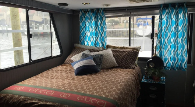 Harbor Houseboat