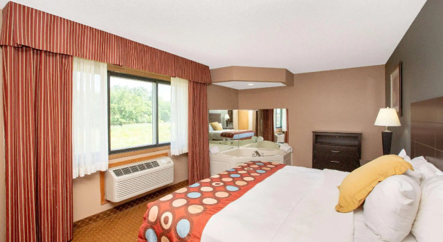 Двухместный люкс c 1 комнатой AmericInn by Wyndham Coralville