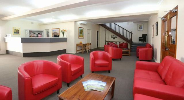 Townhouse Motel Cowra, Забронировать Мотель Каура Central West NSW, рядом с Японский сад Кауры