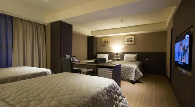 Четырёхместный номер Deluxe Royal Guest Hotel