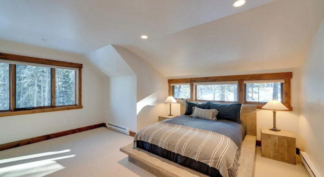 Коттедж Custom Ski-in/out Chalet With Hot Tub & Wet Bars!