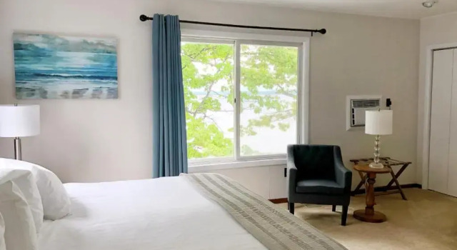 Номер Standard с видом на озеро Churchill Pointe Inn