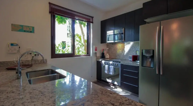Luxurious 2 BR Condo w Sunbeds in Private Terrace Terrace Pool View Best Wi-fi, Prenota Hotel Hotel a Quintana Roo con parcheggio, Parcheggio