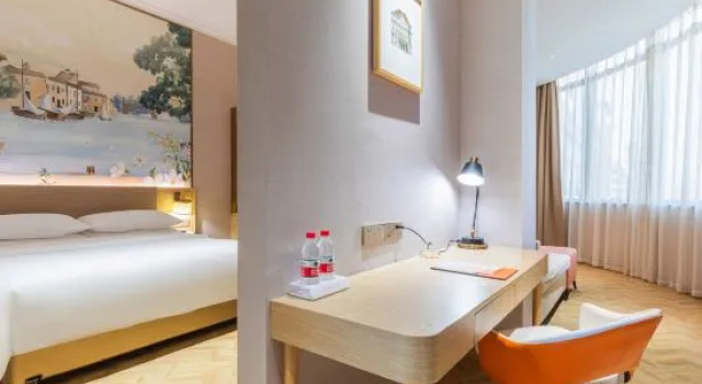 Люкс Deluxe Vienna Hotel (Guiyang Huaxi Park Xueshi Road Subway Station)