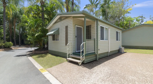 Коттедж Premium Ashmore Palms Holiday Village