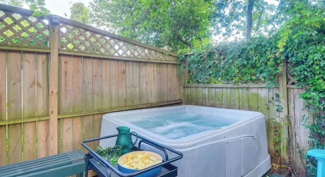 Private Spa & Seawall: Dog-friendly Galveston Gem, Забронировать Курортный отель Отели Галвестон с парковкой, рядом с Betty Head Oleander Garden Park, Парковка