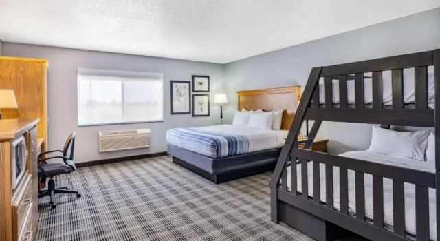 Четырёхместный люкс AmericInn by Wyndham Aberdeen Event Center